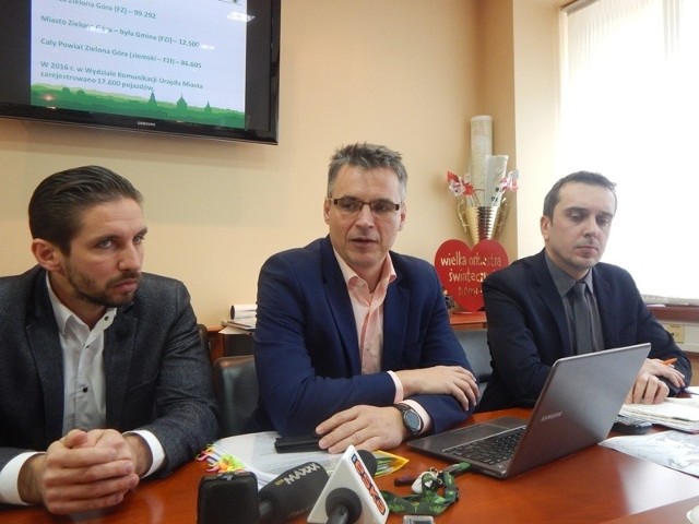 Radny Filip Gryko (od lewej), prezydent Janusz Kubicki i radny Marcin Pabierowski podczas konferencji prasowej w Urzędzie Miasta