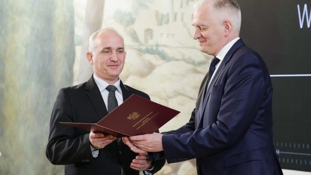 Prof. Tadeusz Łagoda otrzymał nagrodę z rąk Jarosława Gowina.