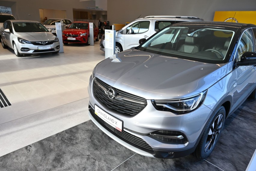 Opel i Peugeot wracają do Kielc. Nowoczesny salon samochodowy czeka na klientów (WIDEO, zdjęcia)