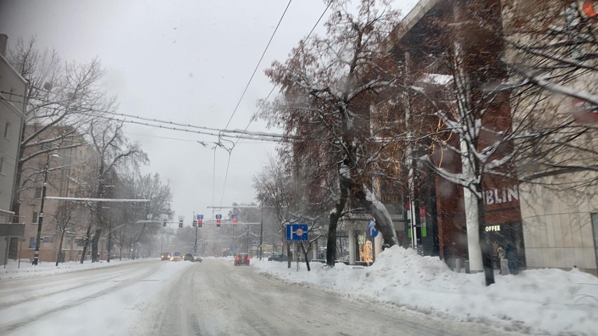 Paraliż drogowy w Lublinie. Zima znowu zaatakowała