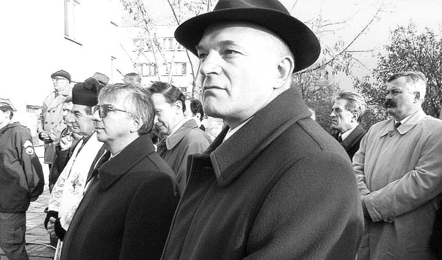 Janusz Wierzbicki (w kapeluszu) na uroczystościach rocznicowych w 1998 roku.
