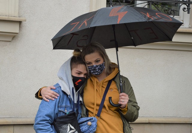 Fragment demonstracji pod miechowską Prokuraturą