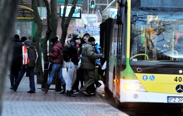 Wielu pasażerów narzeka na spory tłok w autobusach