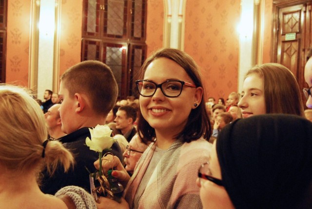 Katarzyna Lontkowska przyszła na koncert w Chełmnie. Była wzruszona, ale uśmiechnięta widząc ile osób chce jej pomóc.