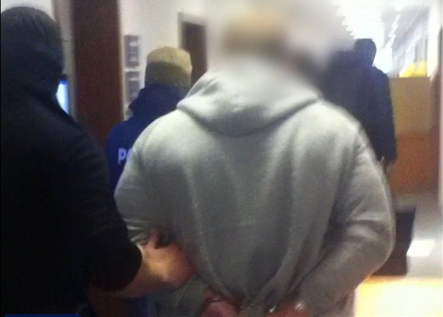 Fałszywi policjanci szukali narkotyków, zabierali pieniądze (zdjęcia, wideo)