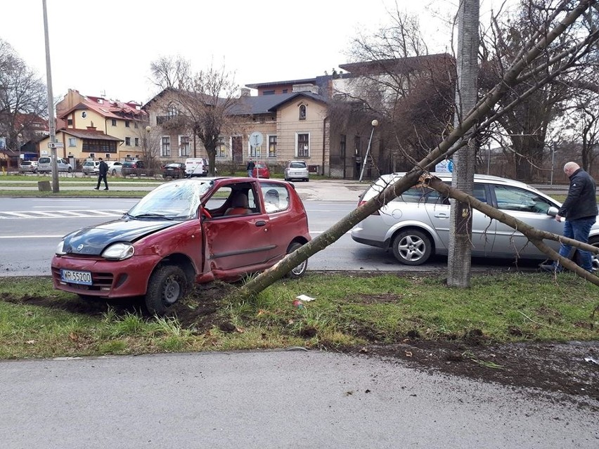 Do zdarzenia doszło na rondzie przy placu imienia księdza...