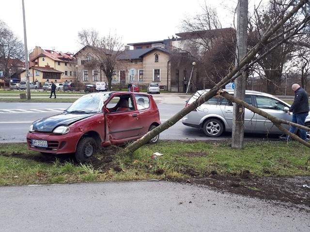 Do zdarzenia doszło na rondzie przy placu imienia księdza Romana Kotlarza.