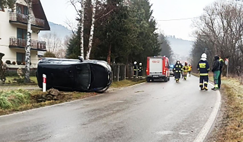 Kasina Wielka. Samochód osobowy dachował. Na pomoc przybyli strażacy