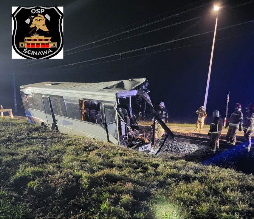 Autobus szkolny należący do PKS Wołów wjechał pod pociąg...