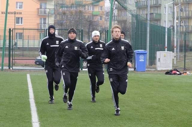 Na pierwszym treningu Olimpii głównie zawodnicy biegali. Na zdjęciu od lewej: Michał Wróbel, Adam Banasiak, Adam Cieśliński, Bruno Żołądź oraz zasłonięty Arkadiusz Aleksander