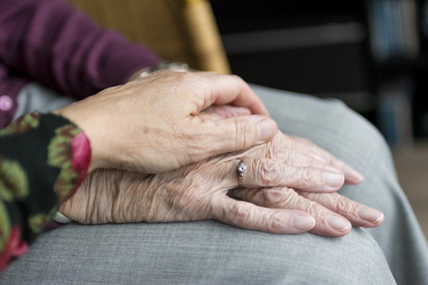 Jak pomóc chorym na Alzheimera w czasie pandemii? Izolacja i beczynność pogłębiają objawy 