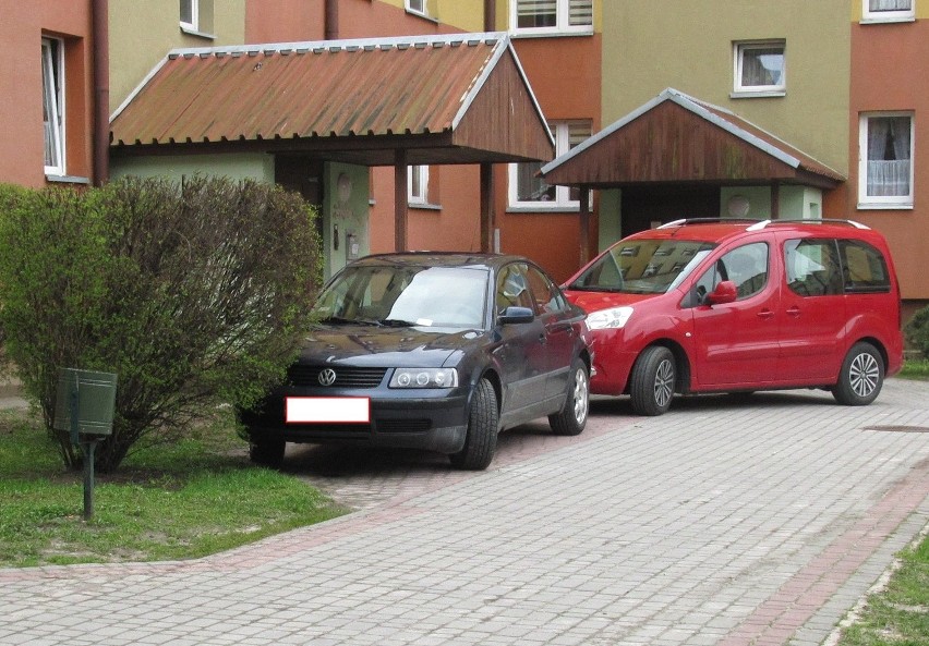 Tarnobrzeg. Mistrzowie parkowania w akcji. Strażnicy miejscy prezentują kolejne przykłady (ZDJĘCIA)