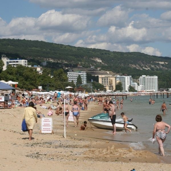 Plaże Złotych Piasków znów przyciągają polskich turystów, bo ciągle jest tu taniej niż w Grecji czy Chorwacji.