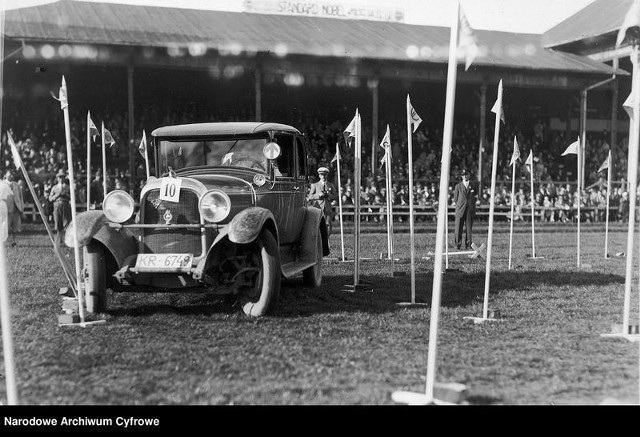 Turniej samochodowy, zorganizowany przez Krakowski Klub Automobilowy, składający się z rajdu pętlicowego, konkursu elegancji i gymkhany, czyli jazdy po torze przeszkód (1929)