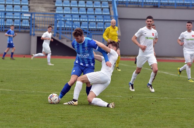 Dawid Zawiślak (z piłką) miał spory udział w wygranej Błękitnych. Zdobył gola na 1:0 i wywalczył rzut karny, po którym bramkę zdobył Hubert Siepierski.