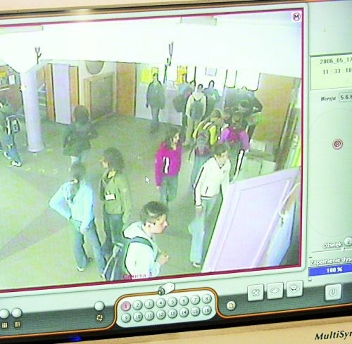 Krzysztof Kubiak: - Kamery pomagają nam utrzymać porządek na szkolnych korytarzach.