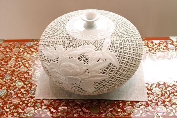 Porcelana autorstwa koreańskiego artysty Seong Keun Jeona.