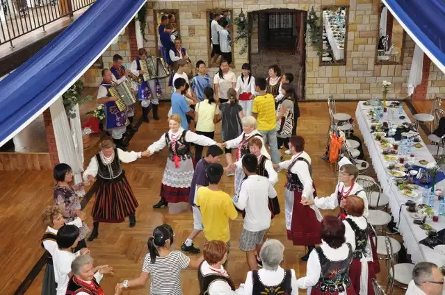 W Starym Młynie w Morawicy dzieciaki poznawały kulturę ludową. Do tańca przygrywała Kapela Korbanów.
