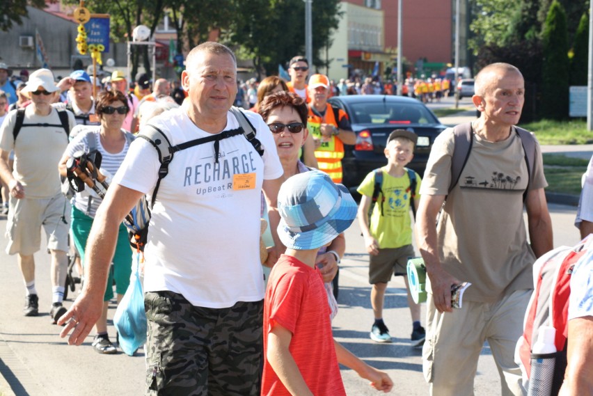 Oświęcimscy pątnicy w pięciu grupach z dekanatów:...