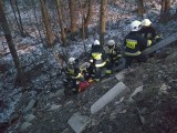 Ćwiczenia strażaków z Lanckorony. Musieli wyciągać człowieka, który spadł z ostrej skarpy i "ratować" osobę z urazem kręgosłupa