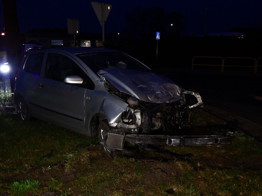 Groźne zderzenie na drodze w Łosinie. Volkswagen polo wjechał w cysternę do przewożenia mleka