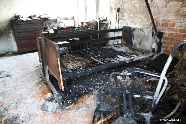 Wnętrze spalonego mieszkania. To w nim strażacy znaleźli ciało lokatora