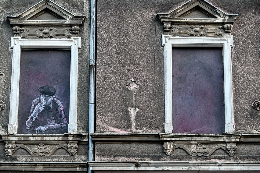 Kamienica przy ulicy ulica Łąkowej w Gdańsku. W jej oknach...