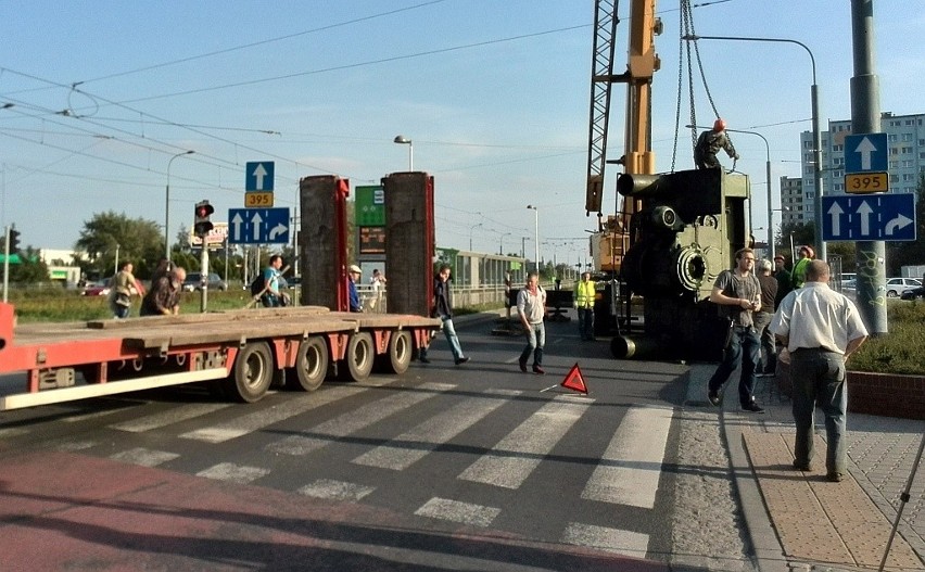 Wypadek na Bardzkiej. Z tira spadł ładunek i zablokował ulicę (FILM, ZDJĘCIA)