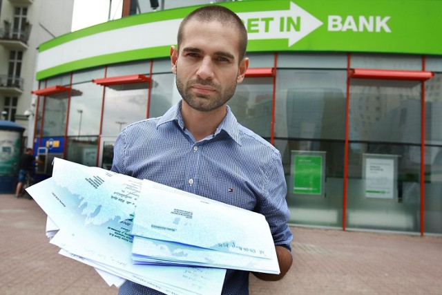 Jednym z poszkodowanych jest Wojciech Lewicki . Pracownice banku wzięły na niego 32 tys. zł kredytu. Kobiety zostały zwolnione