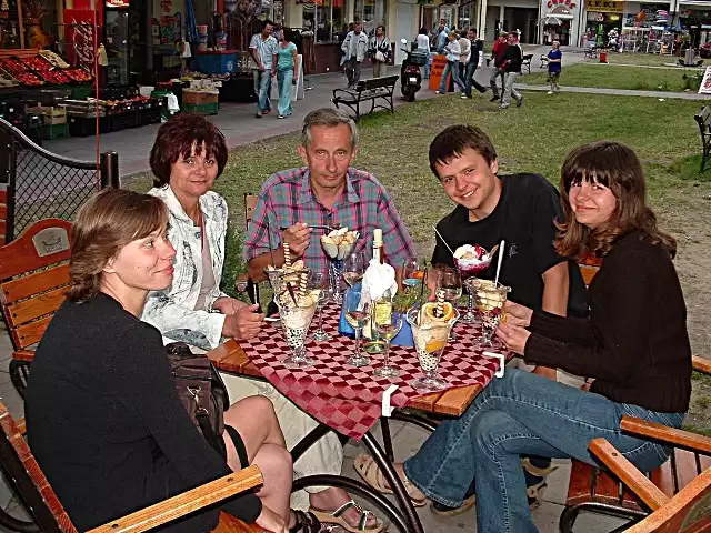 Wojciech Czerwiński z żoną Ireną, córkami Ewą i Joanną i synem Bartoszem na wczasach w ukochanym Rewalu. Prokurator jeździł tam z bliskimi na urlop przez ponad 10 lat