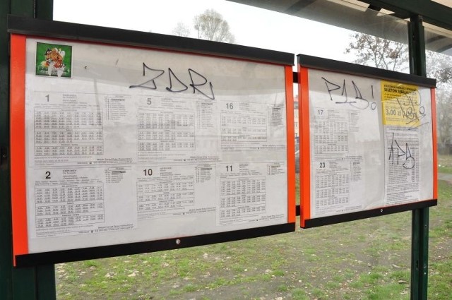 Wandale pomazali niedawno zamontowane, duże tablice z rozkładami jazdy autobusów na przystanku przy skrzyżowaniu ulic Limanowskiego i Wałowej w Radomiu.