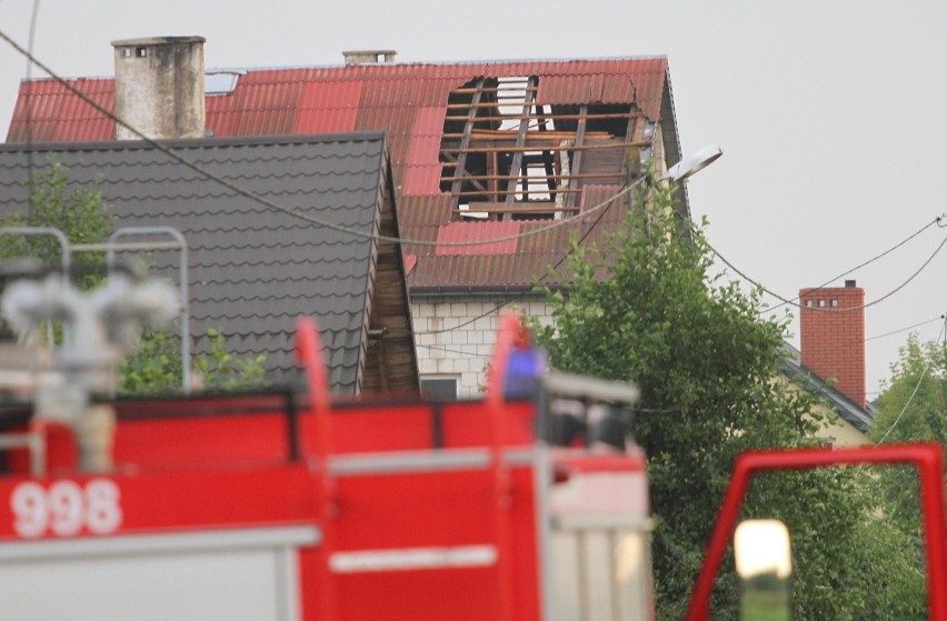 Wichura zerwała część dachu w Radlinie przy drodze w...