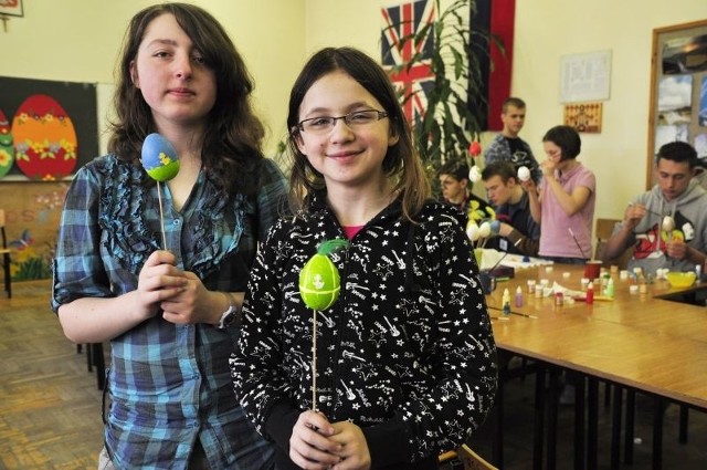 Joanna Glegoła (od lewej) i Katarzyna Bednarczyk uczennice Publicznej Szkoły Podstawowej numer 33 w Radomiu przygotowały kolorowe pisanki.