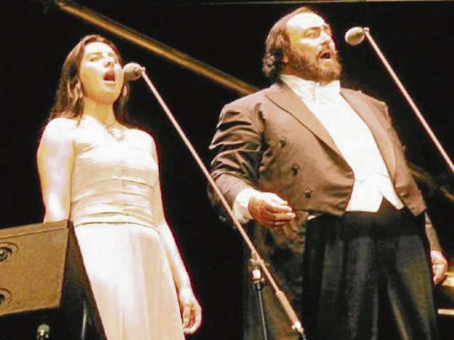 Luciano Pavarotti w towarzystwie śpiewaczki podczas jednego z ostatnich swoich występów, na Stade Velodrome w Marsylii we Francji w 2002 roku