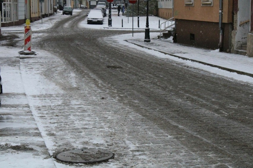 Opady śniegu w Koszalinie i regionie. Uważajmy na drogach - apelują policjanci