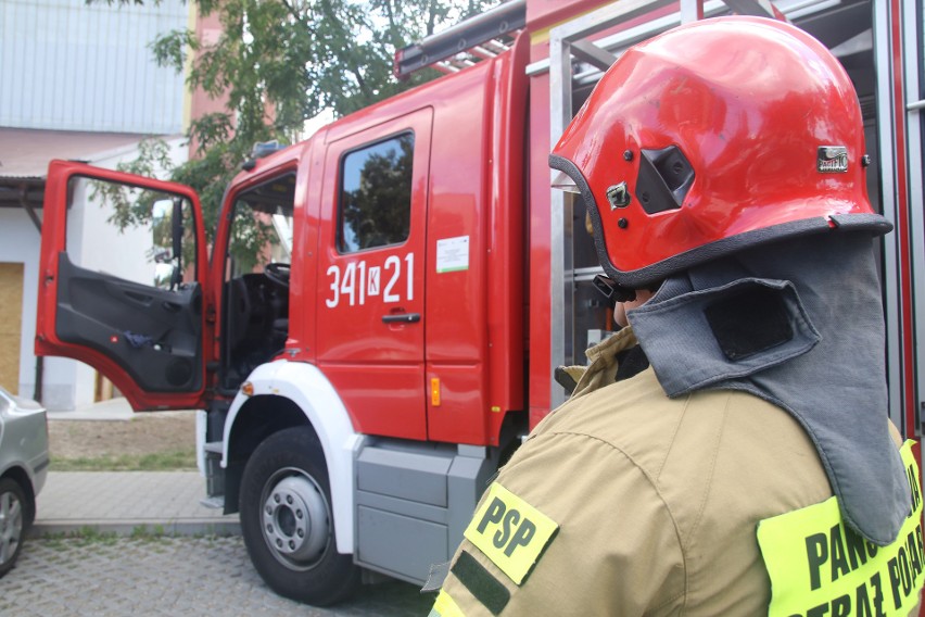 Nowy Sącz. Alarm na osiedlu Gołąbkowice. Strażacy forsowali drzwi mieszkania w wieżowcu