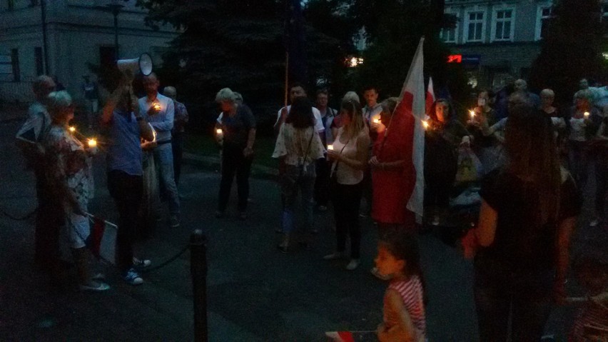 Demonstracja przed żywieckim sądem z preambułą Konstytucji RP  [ZDJĘCIA] 