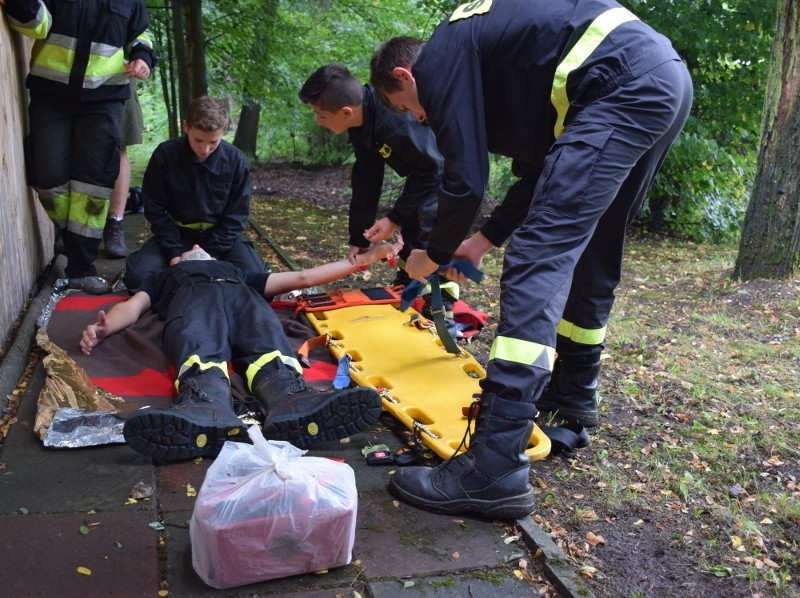 Strażacy, wspólnie z policjantami i przedstawicielami...