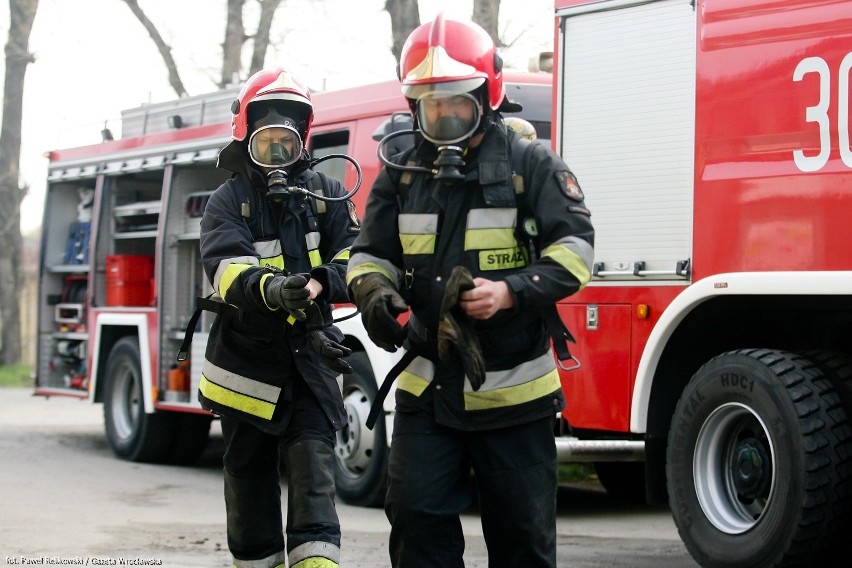 Wrocław: Pożar przy Karmelkowej. Płonął magazyn meblowy (ZDJĘCIA)