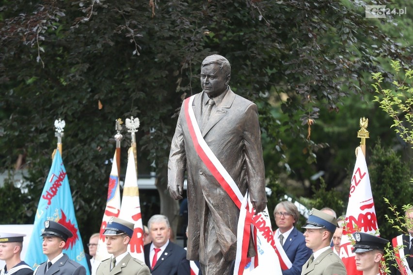 Pomnik Lecha Kaczyńskiego w Szczecinie odsłonięty z pompą. Prezydent w dynamicznej pozie, zamyślony nad Polską  [ZDJĘCIA]