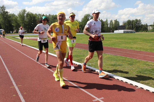 Ultramaratończycy w Mistrzostwach Śląska w biegu 12-godzinnym w Rudzie Śląskiej rywalizowali na bieżni stadionu MOSiR  Zobacz kolejne zdjęcia. Przesuwaj zdjęcia w prawo - naciśnij strzałkę lub przycisk NASTĘPNE