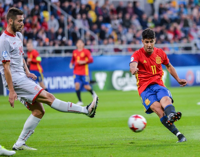 Hiszpanie rozpoczęli turniej mistrzowski w Polsce z przytupem, ogrywając ambitnych Macedończyków aż 5:0