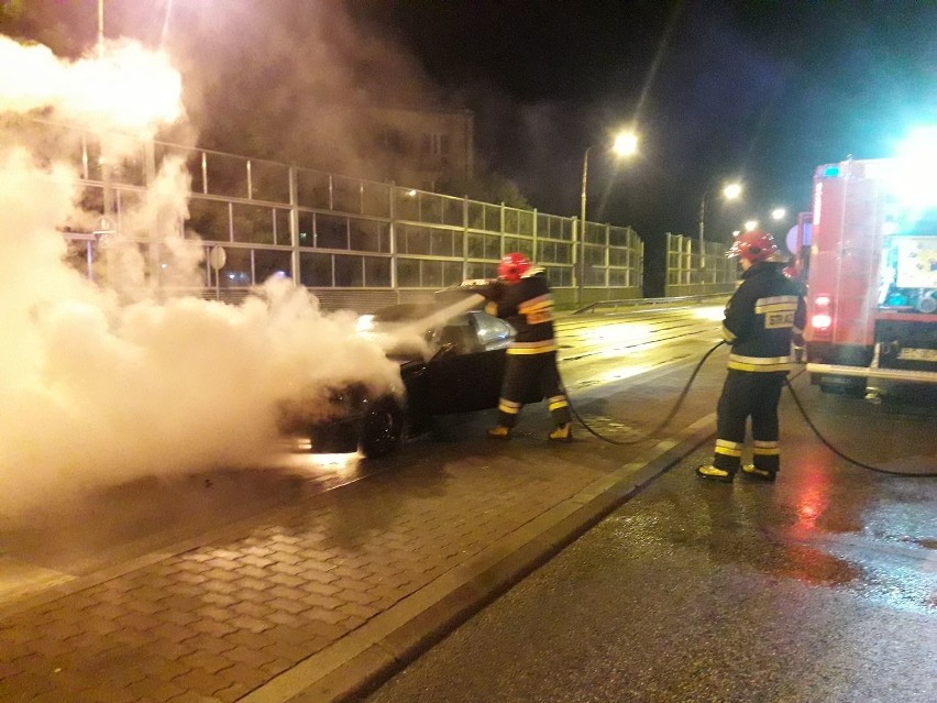 Pożar samochodu na wiadukcie w Skierniewicach [ZDJĘCIA]