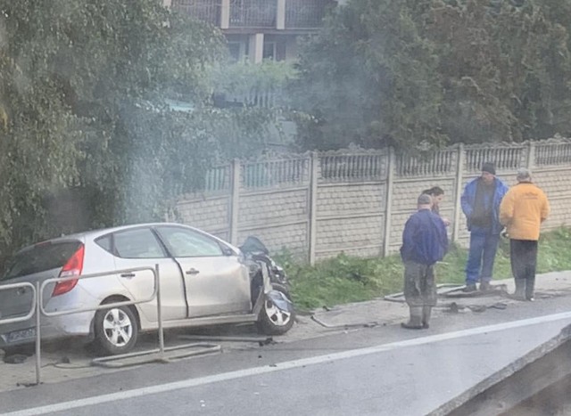 46 – letnia kierująca samochodem marki Hyundai uderzyła autem w barierki.