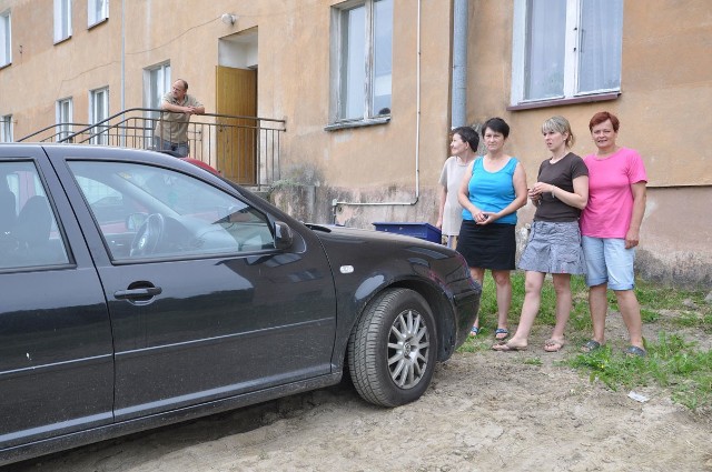 Lokatorzy ze Starego Chwalimia swoją determinacją sprawili, że nie odcięto im wody, bo zaparkowali auto na zaworze. 