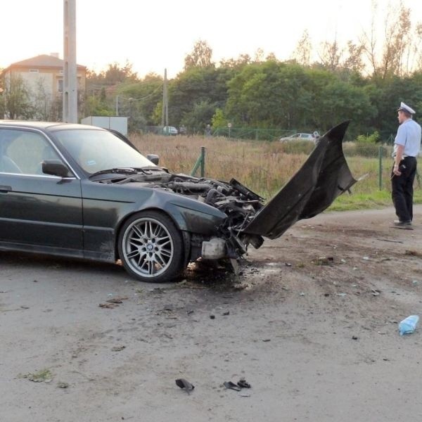 Seria wypadków drogowych w powiecie stalowowolskim. We wtorek 18-latek, jadący BMW wjechał w betonowy słup.