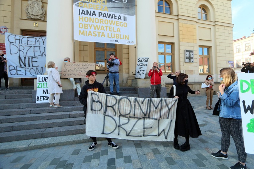 Protestowali w obronie drzew w Lublinie. „Krzysztof nie przesadzaj''