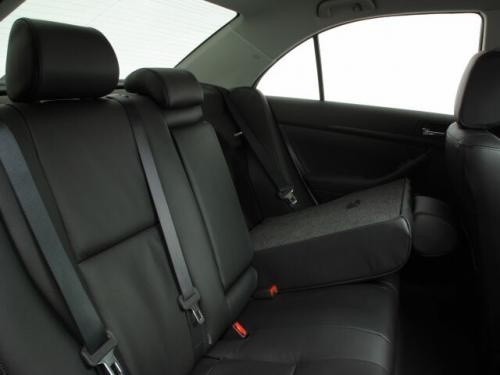 Fot. Toyota: Wnętrze Avensis jest nieco bardziej przestronne...