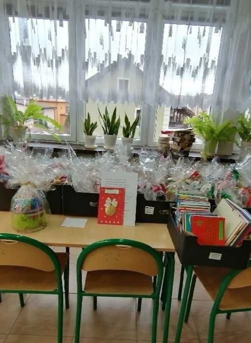 Jasełka, życzenia i prezenty od uczniów dla seniorów z Domu Pomocy Społecznej w Pińczowie