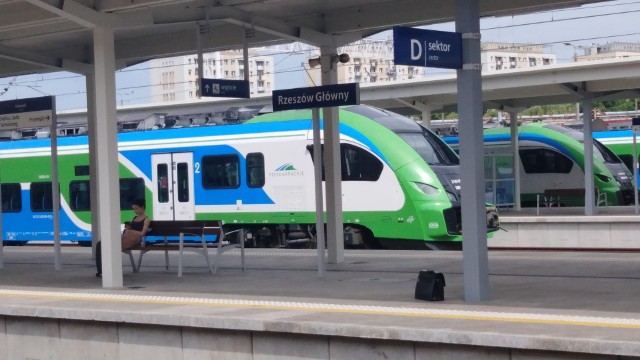 Elektryczne zespoły trakcyjne należące do Podkarpackiej Kolei Aglomeracyjnej należą do najbardziej ekologicznych środków transportu publicznego